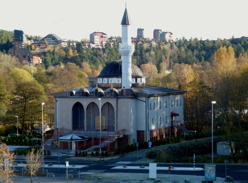 Moschea di Fittja in Svezia con cupola e minareto utilizzato per la chiamata islamica alla preghiera
