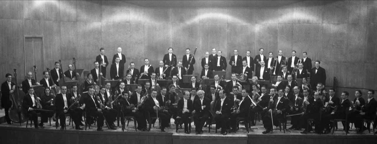 Musicisti della Palestine Orchestra con strumenti e spartiti durante le prove dirette da Arturo Toscanini nel 1936